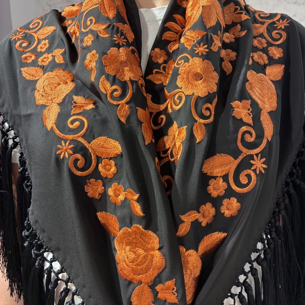 Mantón Bordado Azahar Negro Naranja