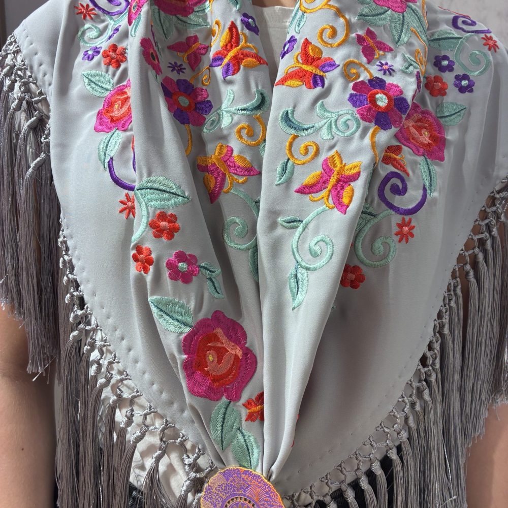 Mantón Bordado Azahar Gris