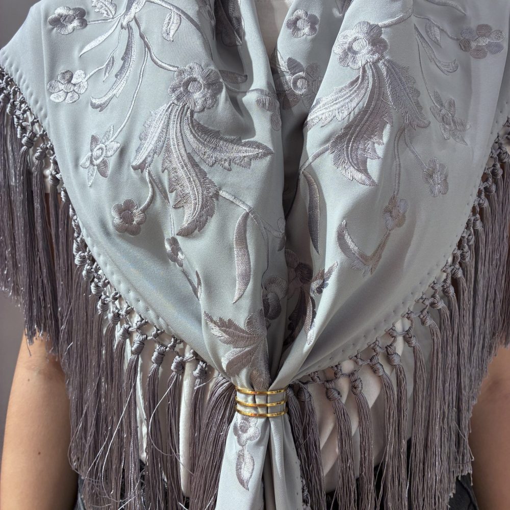 Mantón Bordado Pascual Márquez Gris Monocolor