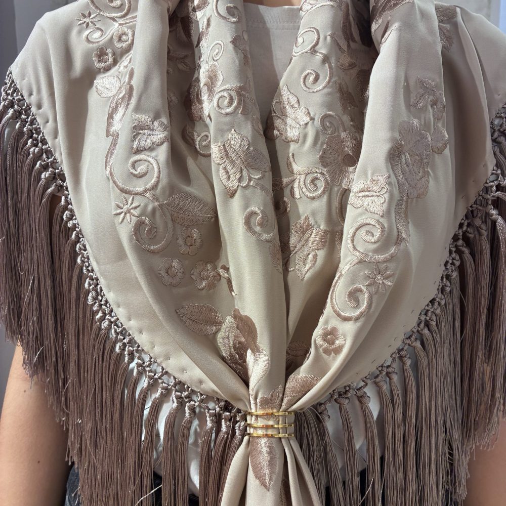 Mantón Bordado Azahar Camel Monocolor